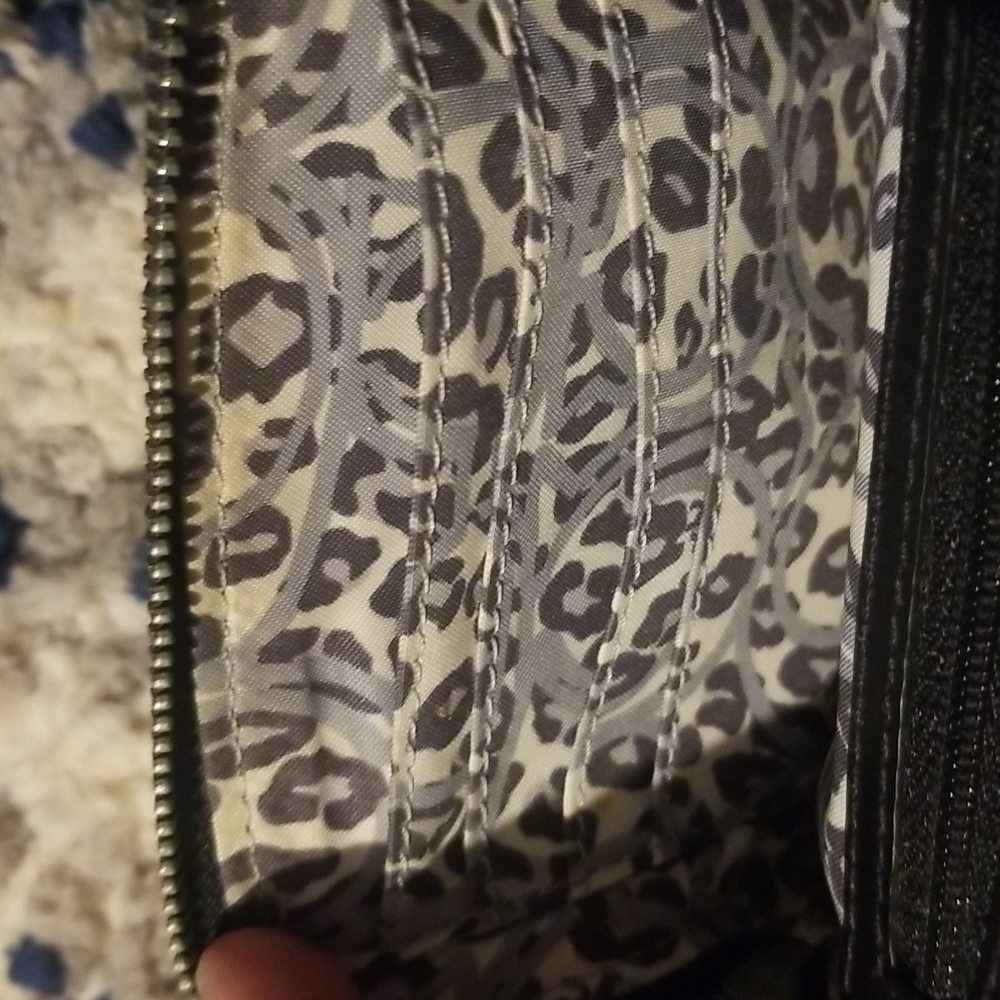 Coach poppy wristlet comes with black coach tag silver writing over black - Picture 7 of 7